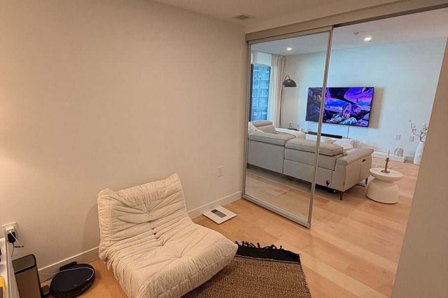 515 135 E 13th Street North Vancouver, BC - 16