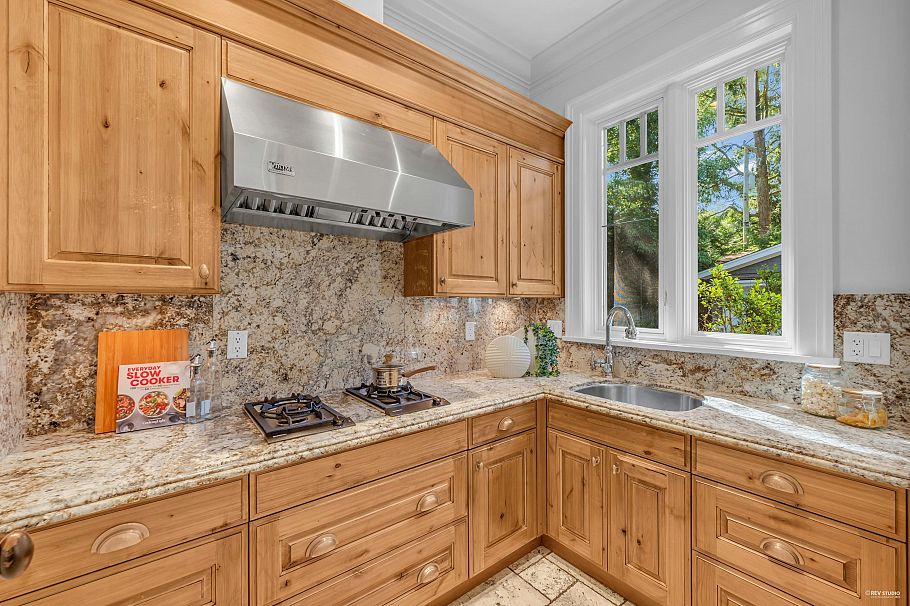 5530 Mcmaster Road Vancouver, BC - 14