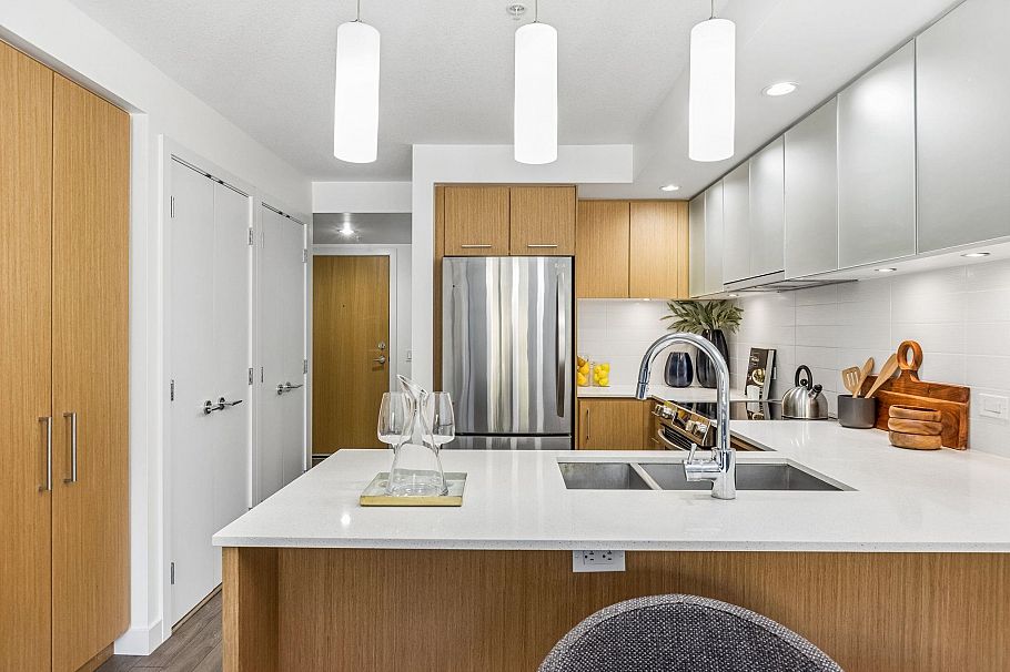 211 221 E 3rd Street North Vancouver, BC - 3