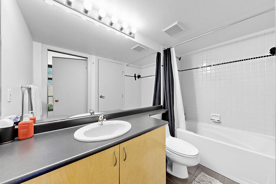 214 1688 Robson Street Vancouver, BC - 10