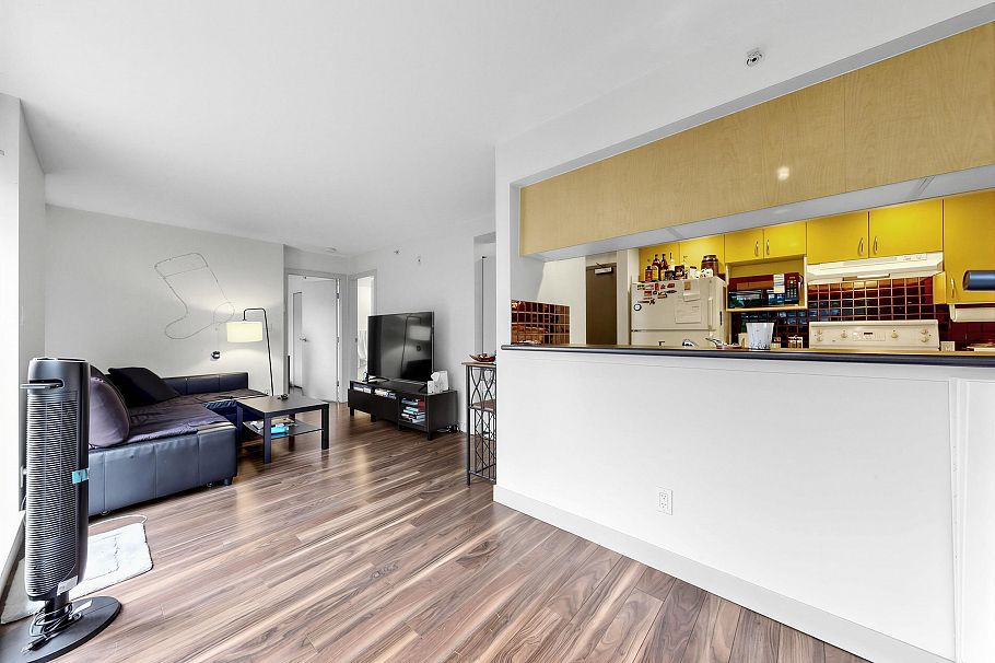 214 1688 Robson Street Vancouver, BC - 4