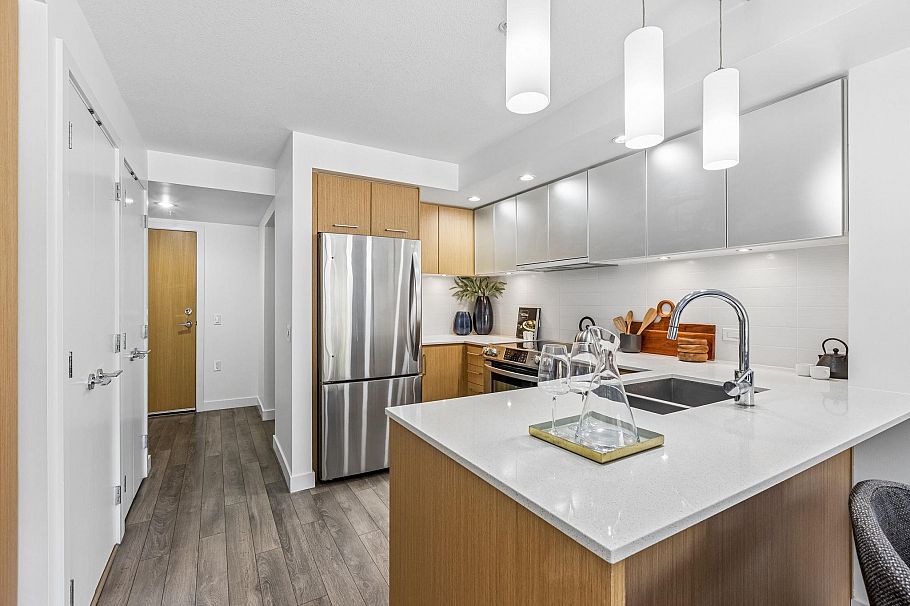 211 221 E 3rd Street North Vancouver, BC - 6