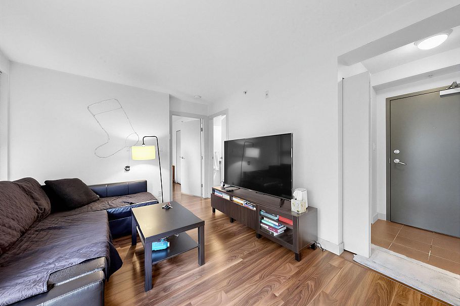 214 1688 Robson Street Vancouver, BC - 5