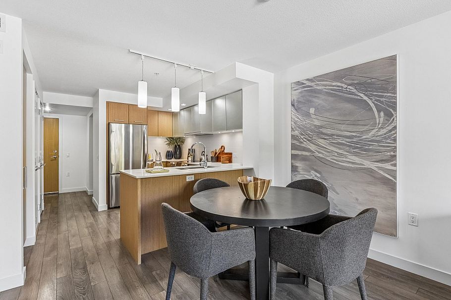 211 221 E 3rd Street North Vancouver, BC - 9
