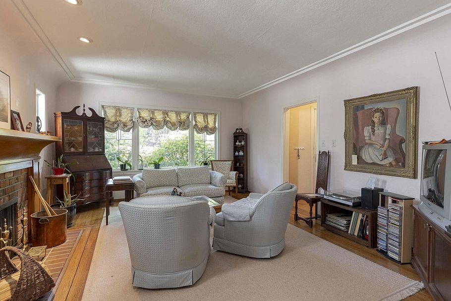 4518 W 12th Avenue Vancouver, BC - 5