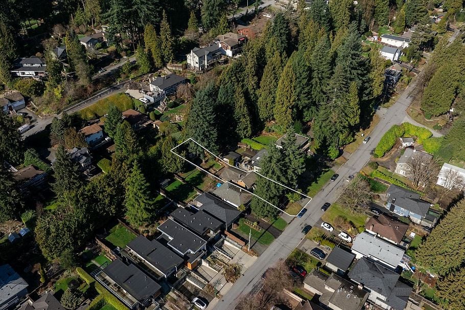3015 Royal Avenue North Vancouver, BC - 36
