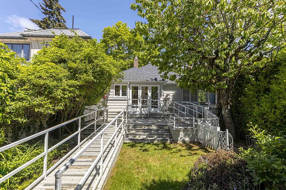 4518 W 12th Avenue Vancouver, BC - 17