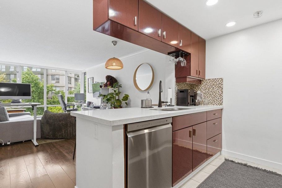 502 1033 Marinaside Crescent Vancouver, BC - 2