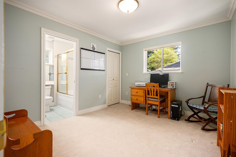 228 W Kings Road North Vancouver, BC - 30