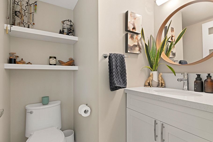 2558 W 4th Avenue Vancouver, BC - 19
