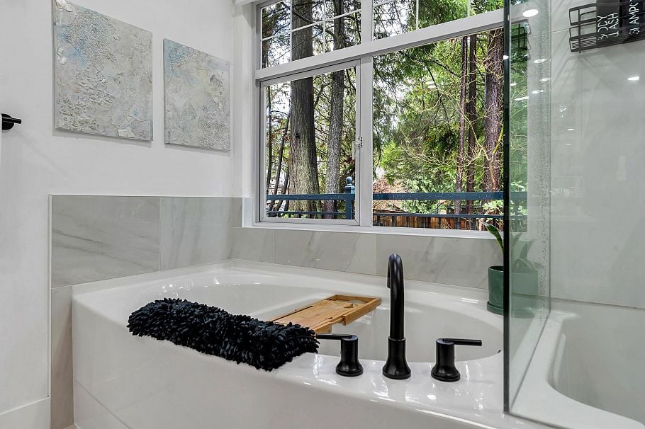 1102 Strathaven Drive North Vancouver, BC - 14