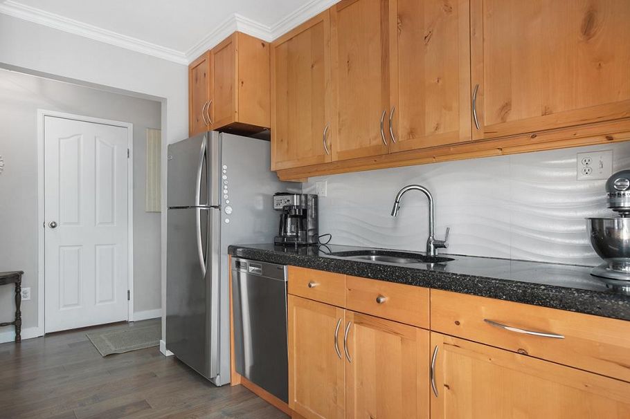 21 230 W 14th Street North Vancouver, BC - 4