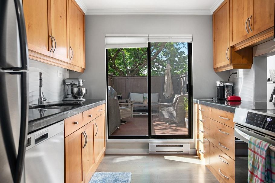 21 230 W 14th Street North Vancouver, BC - 3