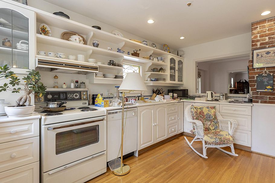4518 W 12th Avenue Vancouver, BC - 10
