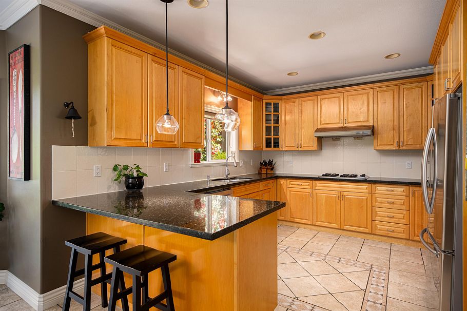 228 W Kings Road North Vancouver, BC - 13