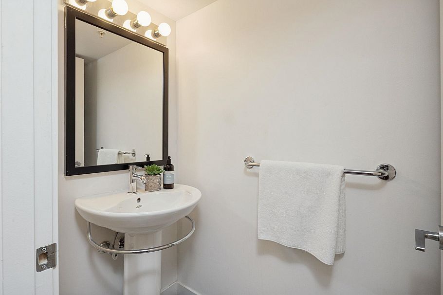 153 W 2nd Street North Vancouver, BC - 27