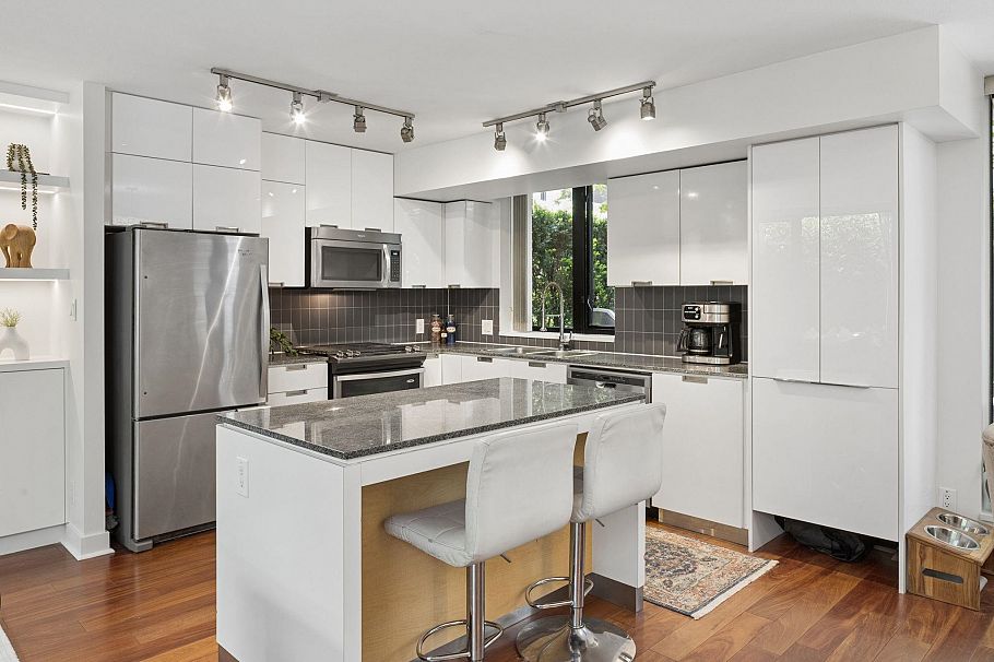 153 W 2nd Street North Vancouver, BC - 16