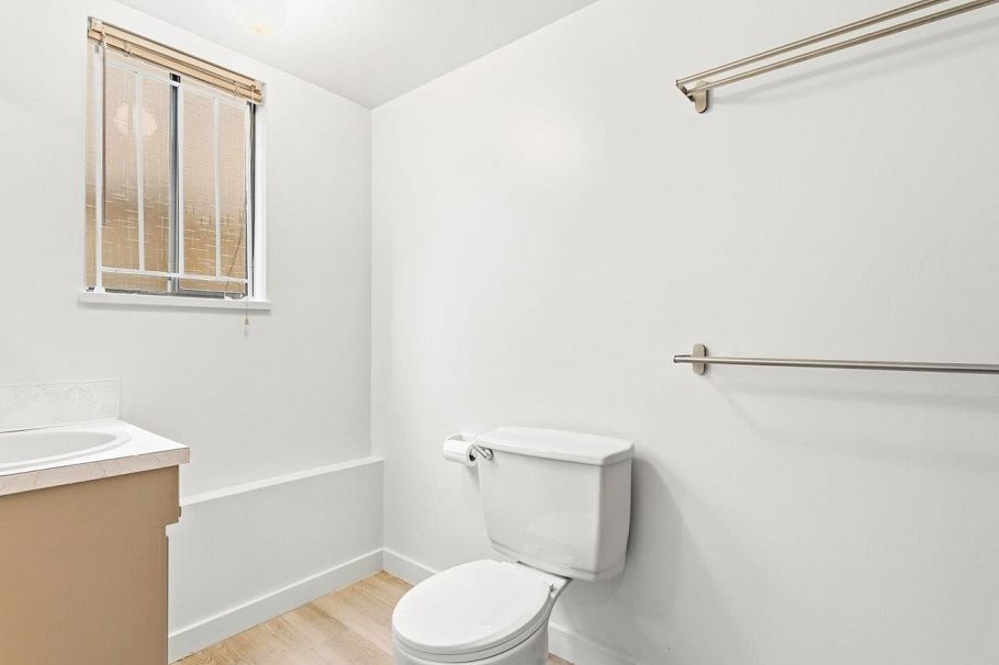 7611 Oak Street Vancouver, BC - 32