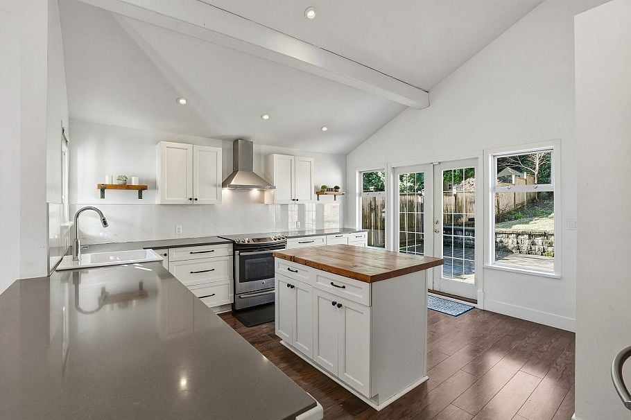 3015 Royal Avenue North Vancouver, BC - 11