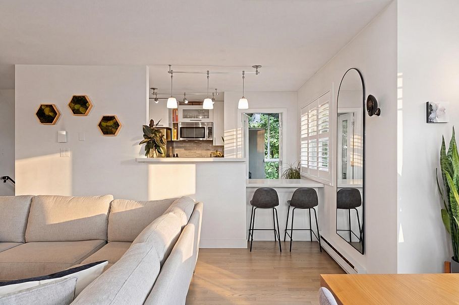 2558 W 4th Avenue Vancouver, BC - 8