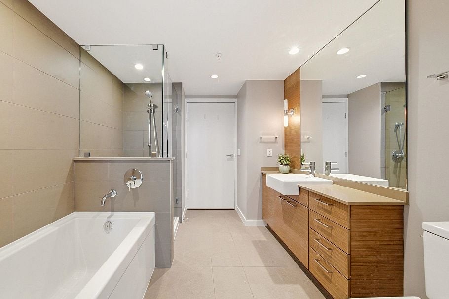 705 135 E 17th Street North Vancouver, BC - 17