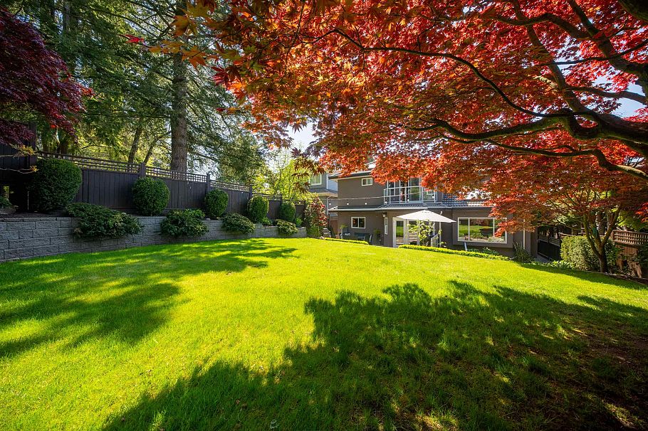 228 W Kings Road North Vancouver, BC - 39