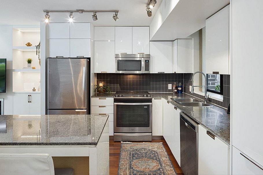 153 W 2nd Street North Vancouver, BC - 17