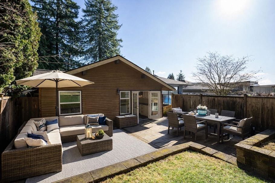 3015 Royal Avenue North Vancouver, BC - 1