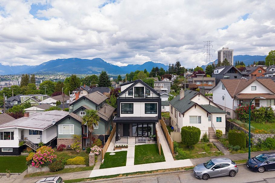 1 3645 Dundas Street Vancouver, BC - 1