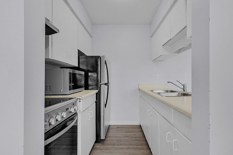303 458 E 44th Avenue Vancouver, BC - 9