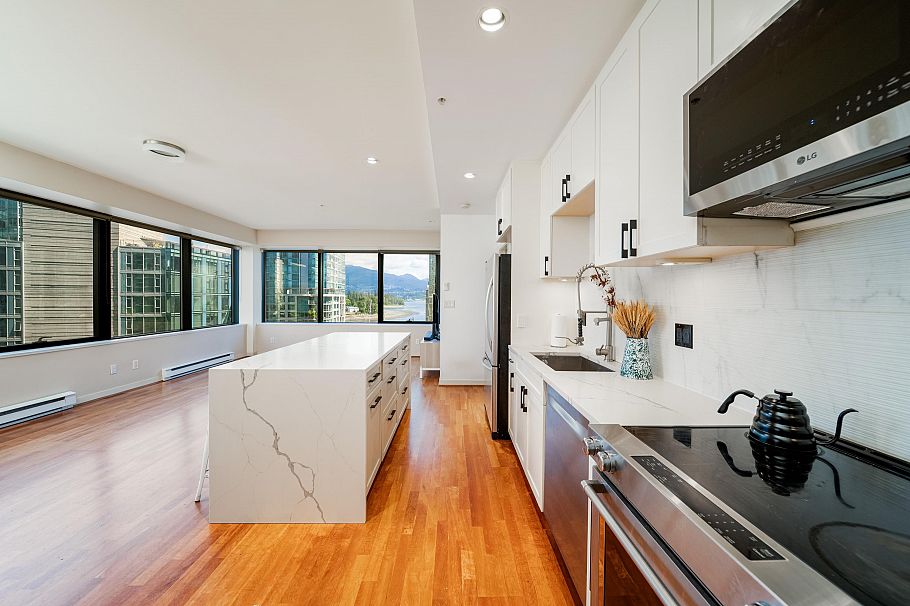 502 1333 W Georgia Street Vancouver, BC - 2
