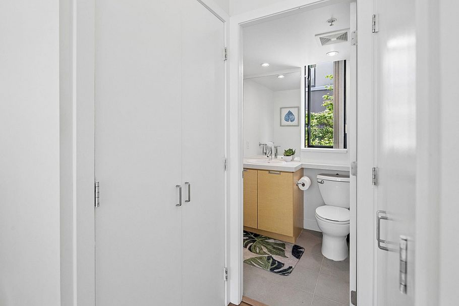 153 W 2nd Street North Vancouver, BC - 21