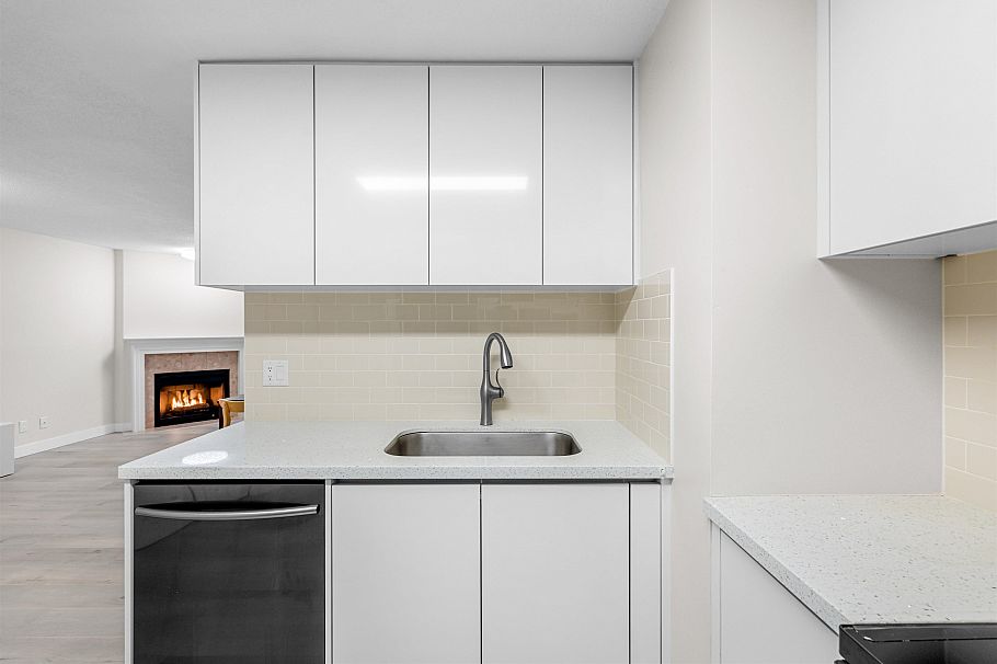 206 3668 Rae Avenue Vancouver, BC - 4