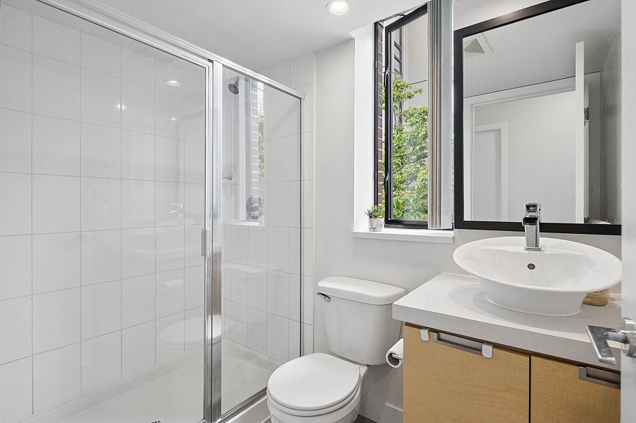 153 W 2nd Street North Vancouver, BC - 25