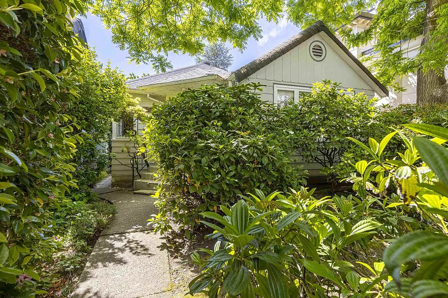 4518 W 12th Avenue Vancouver, BC - 2