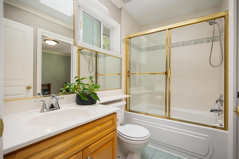 228 W Kings Road North Vancouver, BC - 29