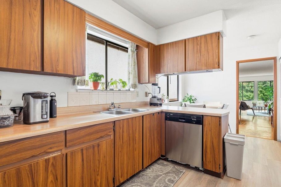 7611 Oak Street Vancouver, BC - 12