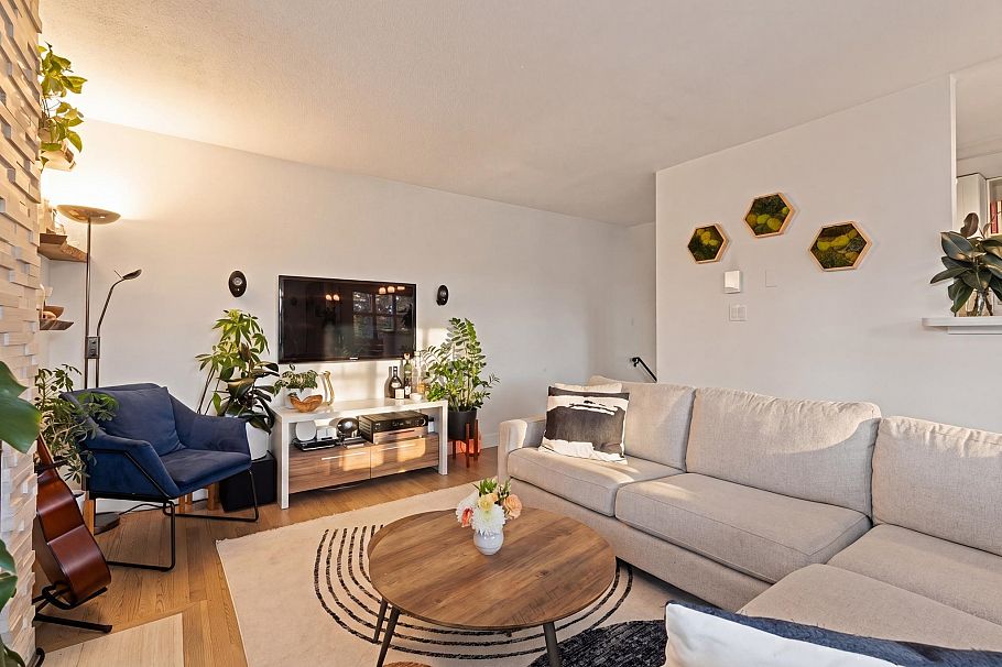 2558 W 4th Avenue Vancouver, BC - 10
