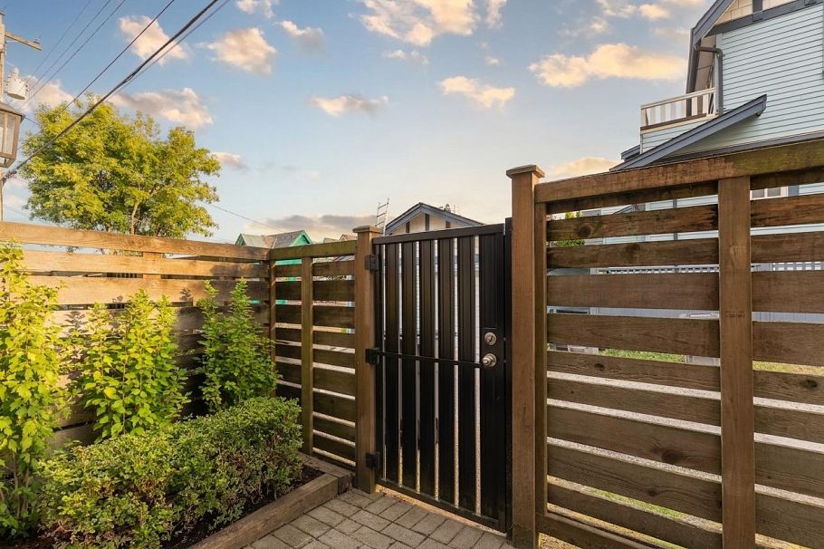 1077 Salsbury Drive Vancouver, BC - 32
