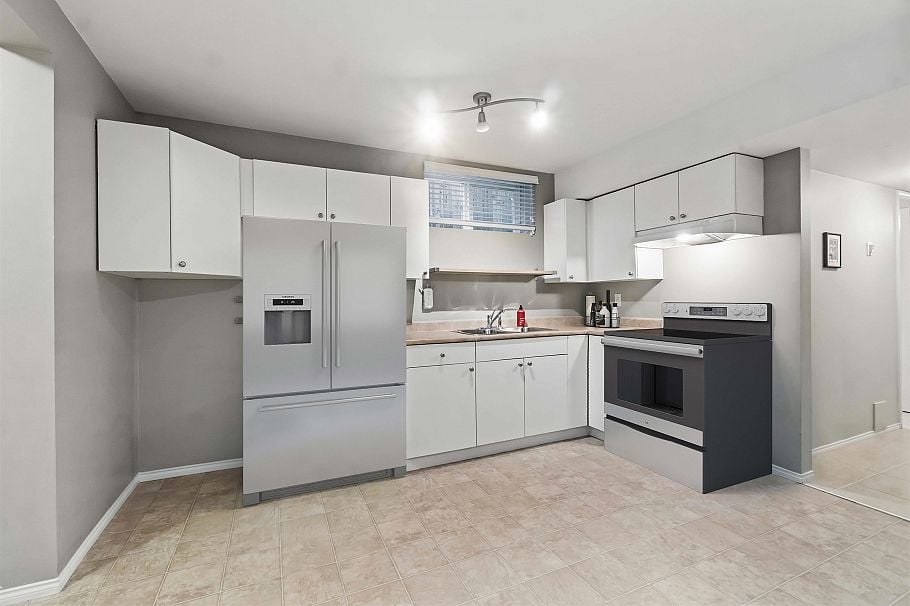 4268 Hoskins Road North Vancouver, BC - 1