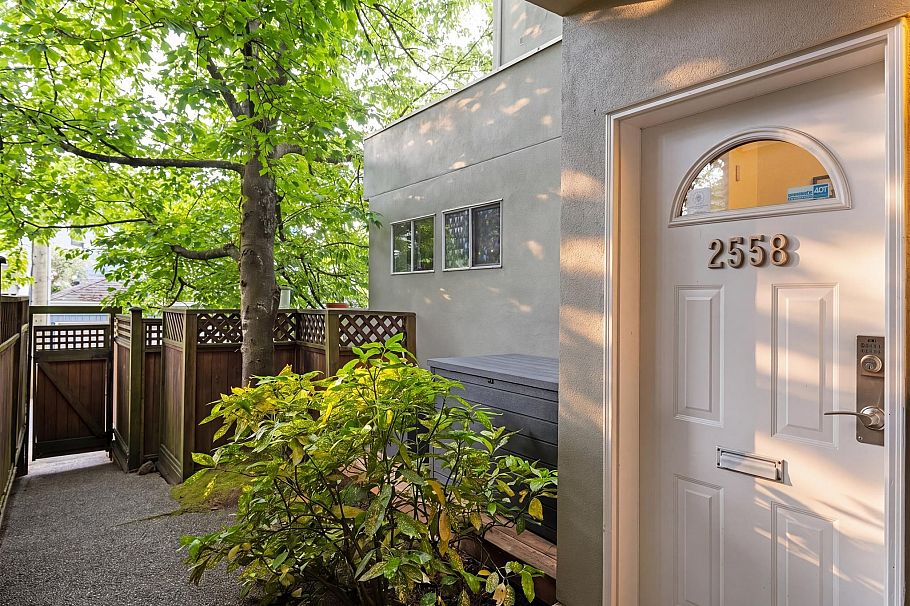 2558 W 4th Avenue Vancouver, BC - 27