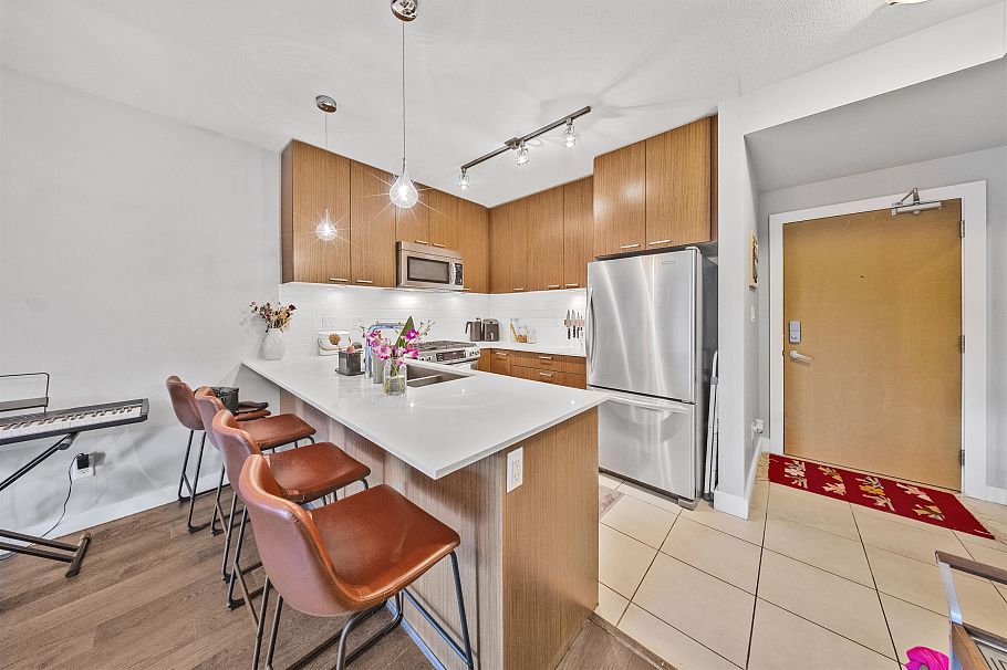 205 1330 Marine Drive North Vancouver, BC - 2