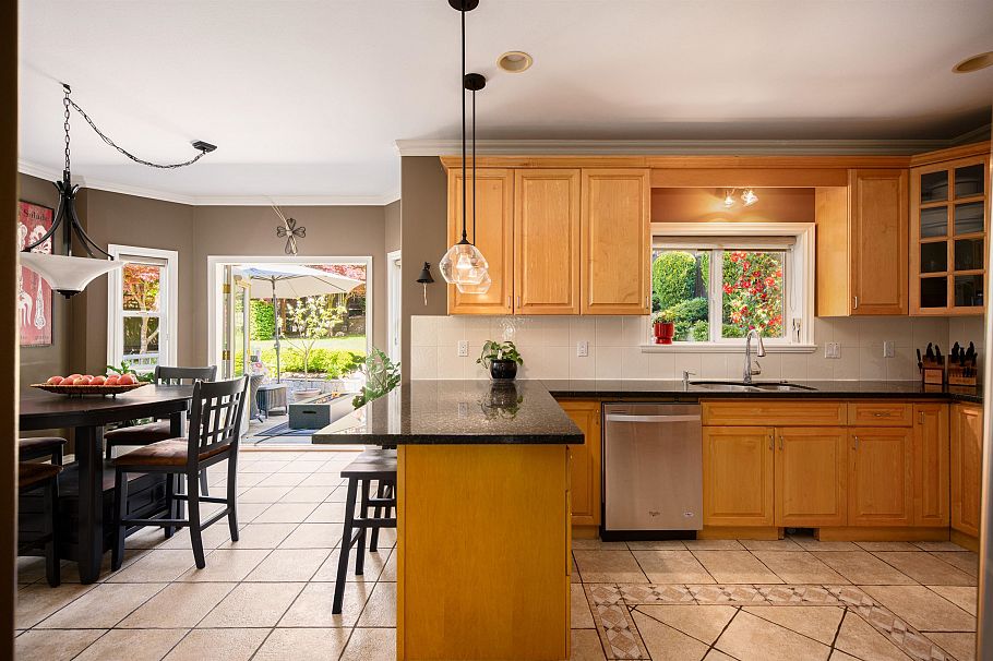 228 W Kings Road North Vancouver, BC - 14