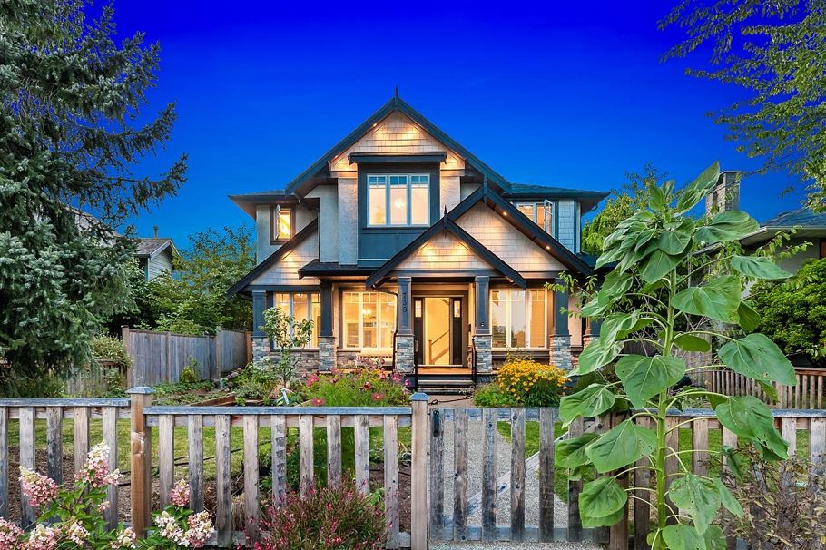 738 E 13th Street North Vancouver, BC - 24