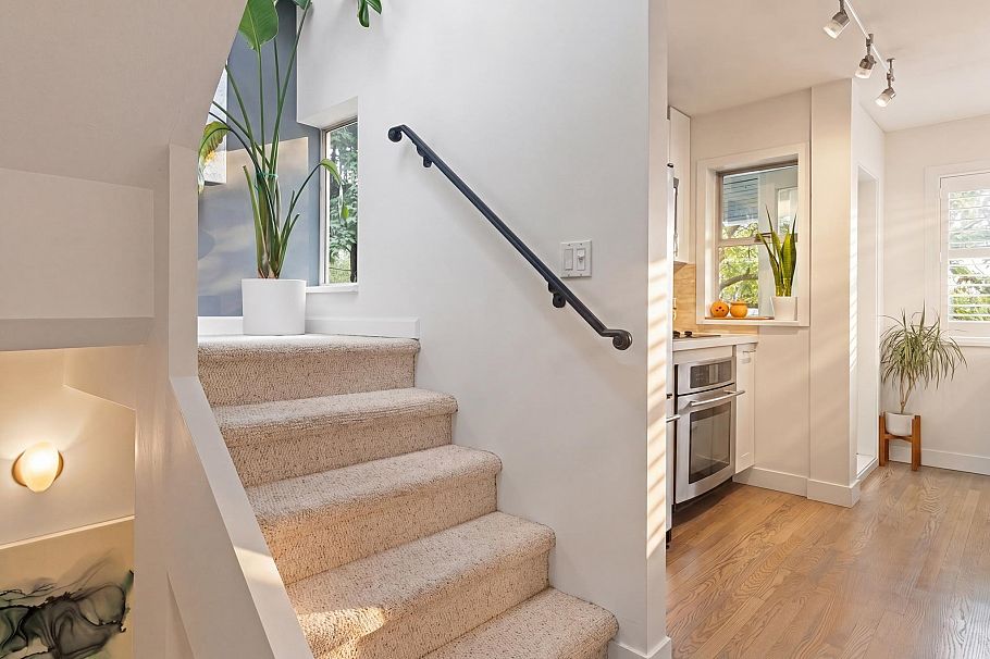 2558 W 4th Avenue Vancouver, BC - 20