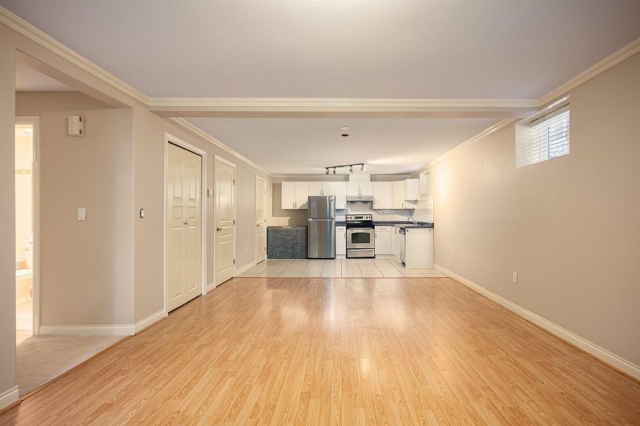 228 W Kings Road North Vancouver, BC - 32