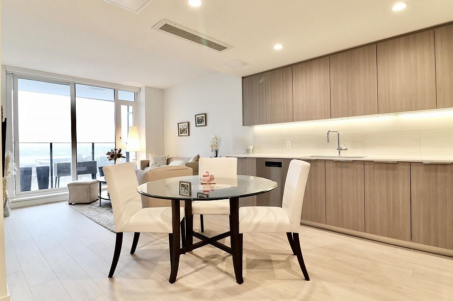 1604 1401 Hunter Street North Vancouver, BC - 1