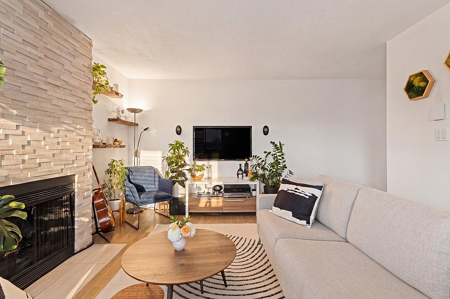 2558 W 4th Avenue Vancouver, BC - 9