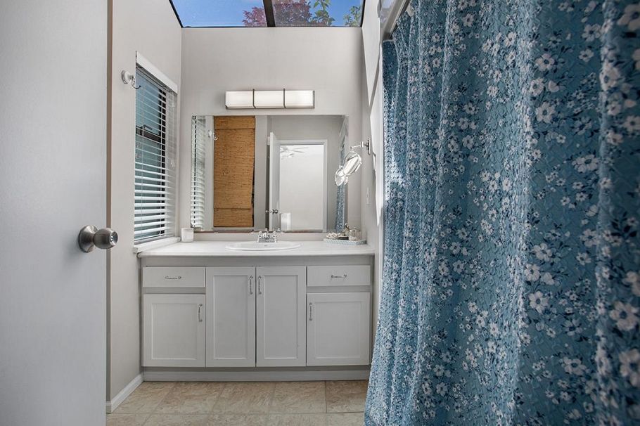 21 230 W 14th Street North Vancouver, BC - 24
