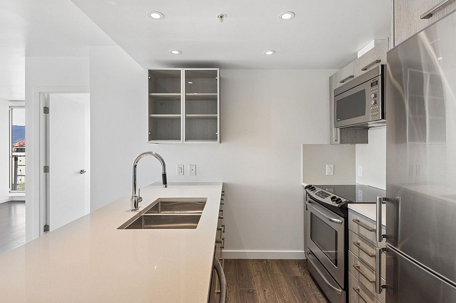 902 933 E Hastings Street Vancouver, BC - 3